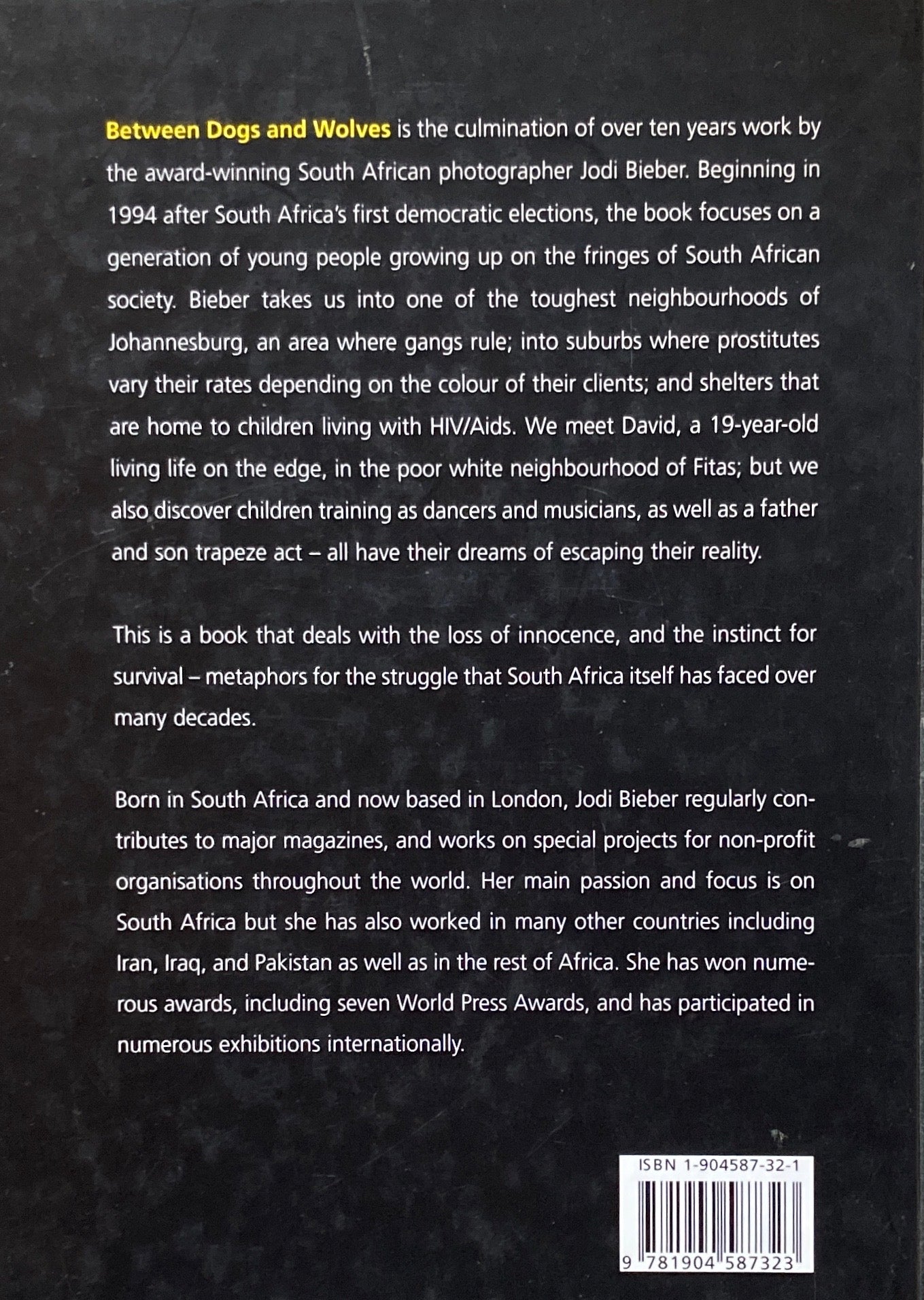 Between Dogs and Wolves Growing up with Africa Judi Bieber ジョディ・ビーバー